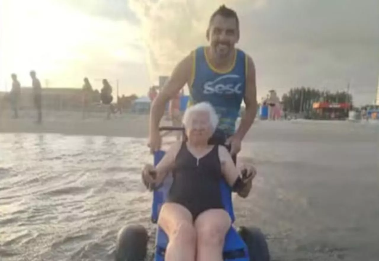 Dona de 89 anos vive experiência inédita ao entrar no mar pela primeira vez