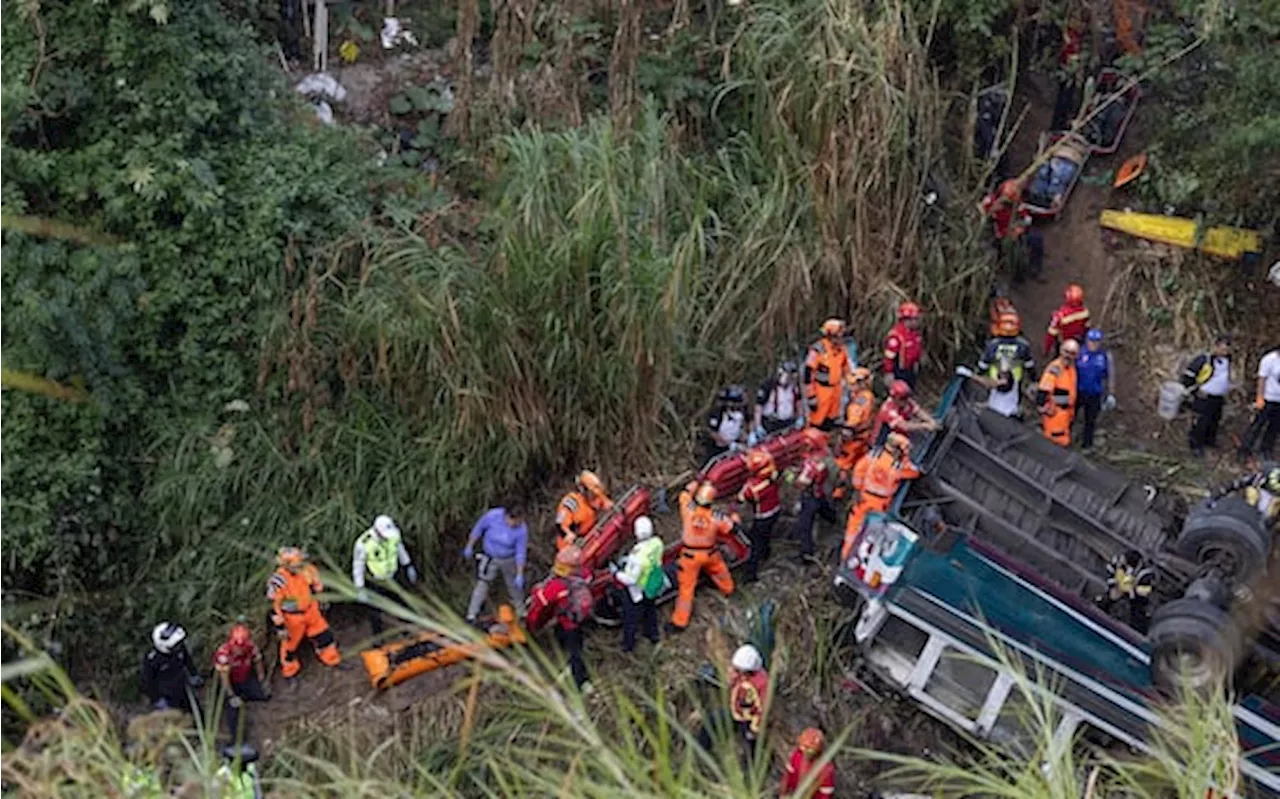 Incidente in Guatemala, autobus precipitato in un burrone: 54 morti