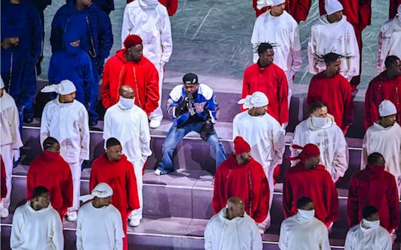 Super Bowl, Kendrick Lamar infiamma l'Halftime Show. Ospiti SZA e Morgan Freeman. VIDEO