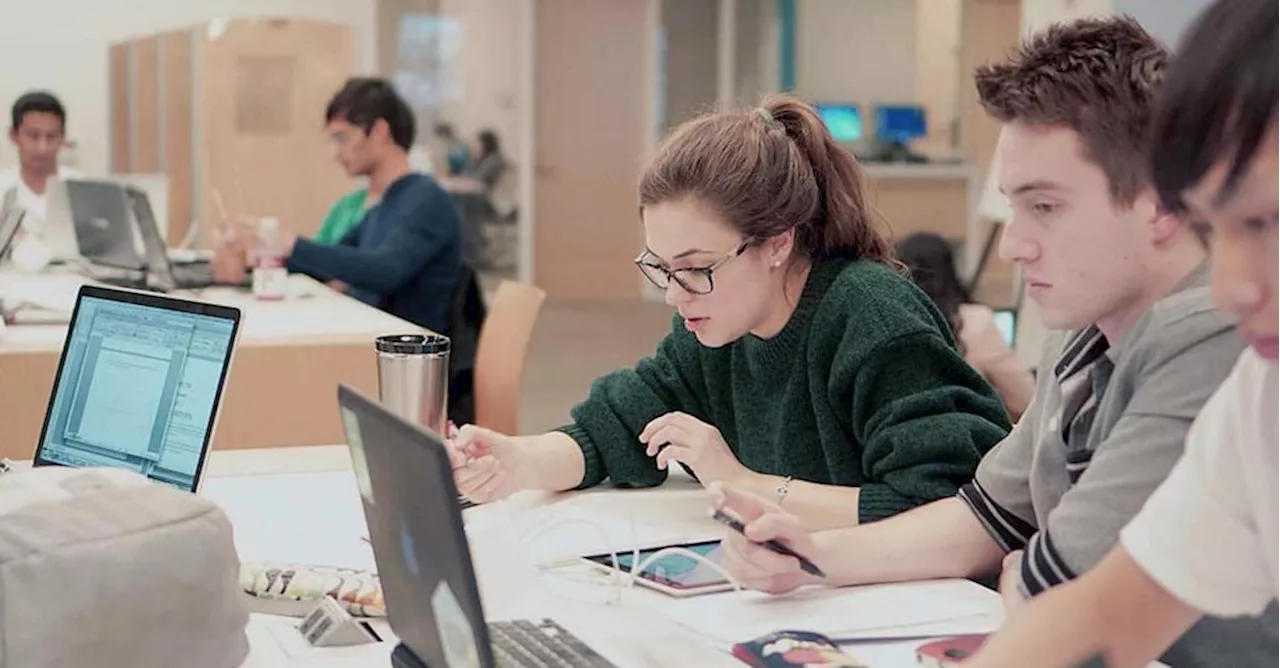 Divario di Genere nelle Scienze: Le Ragazze in Italia Restano Fuori