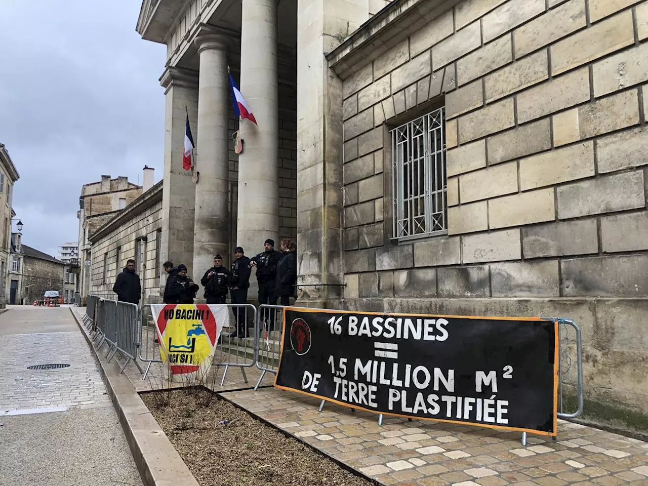 Bassines dans les Deux-Sèvres : un militant condamné pour avoir frappé un gendarme en marge d’une manifestation