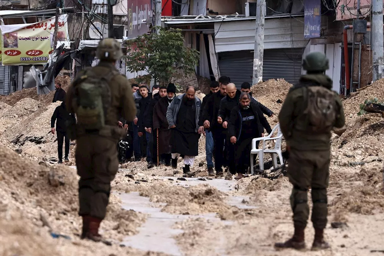 Des familles palestiniennes fuient un raid israélien à Nour Chams en Cisjordanie