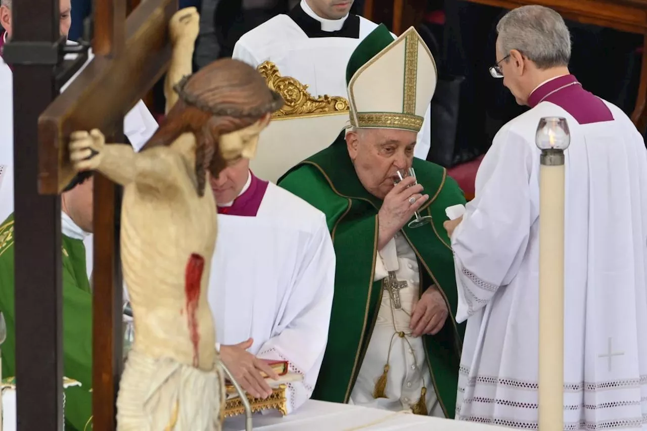 Pope cuts short homily due to breathing difficulties