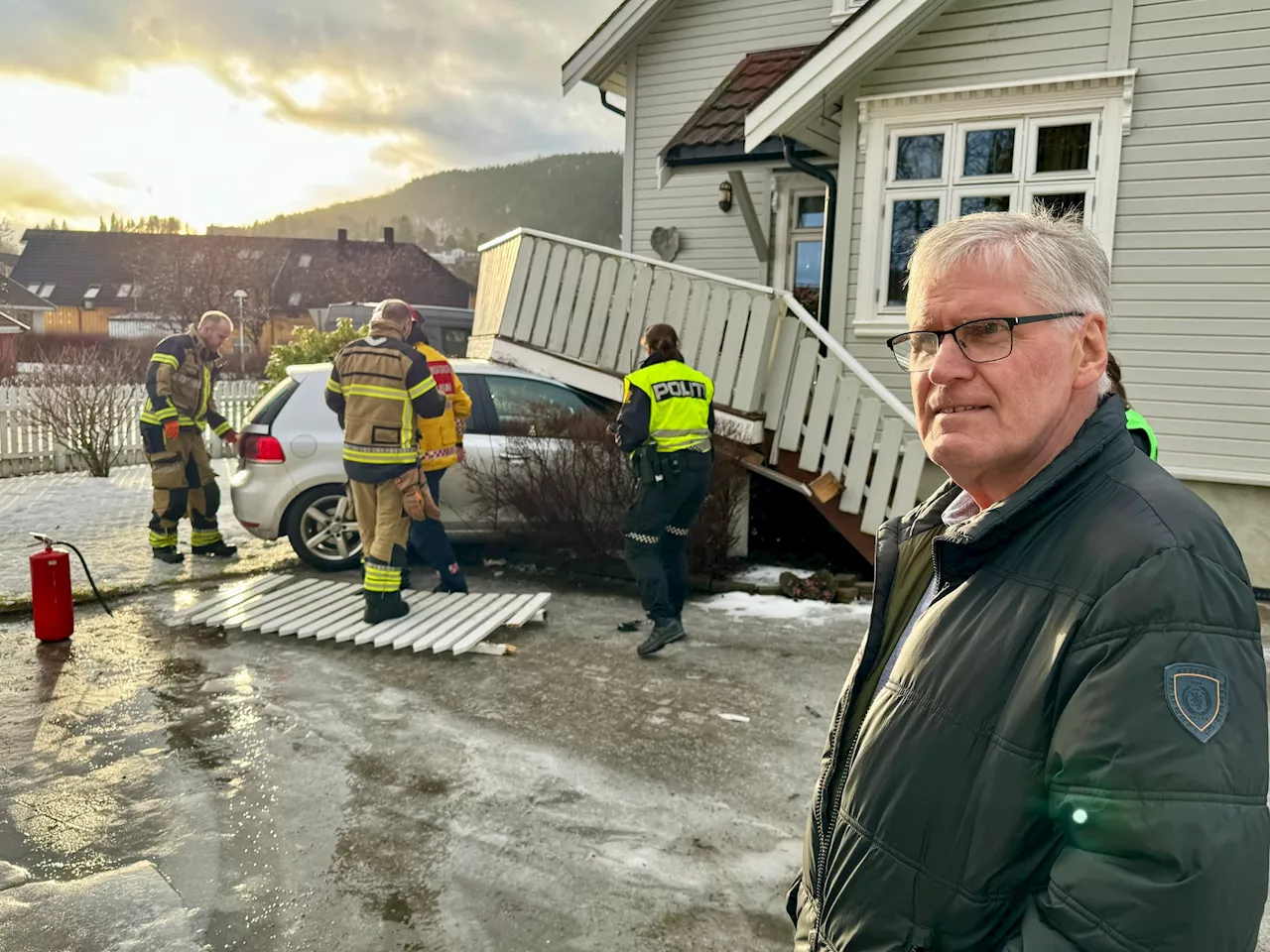 Bil kjørte av vegen og under veranda