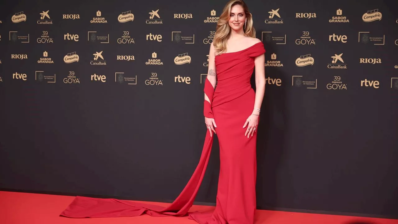 Chiara Ferragni infiamma la Spagna con un look dai messaggi di stile subliminali