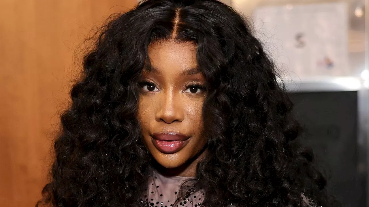 Lo Style di SZA al Super Bowl: Capelli Rossa Rame e Trucco Incantevole