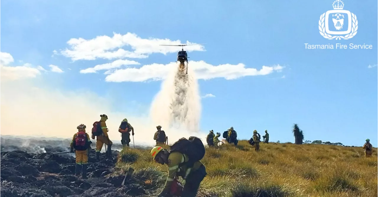 'Uncontrollable, unpredictable and fast-moving' fire threatens homes in north-west Tasmania