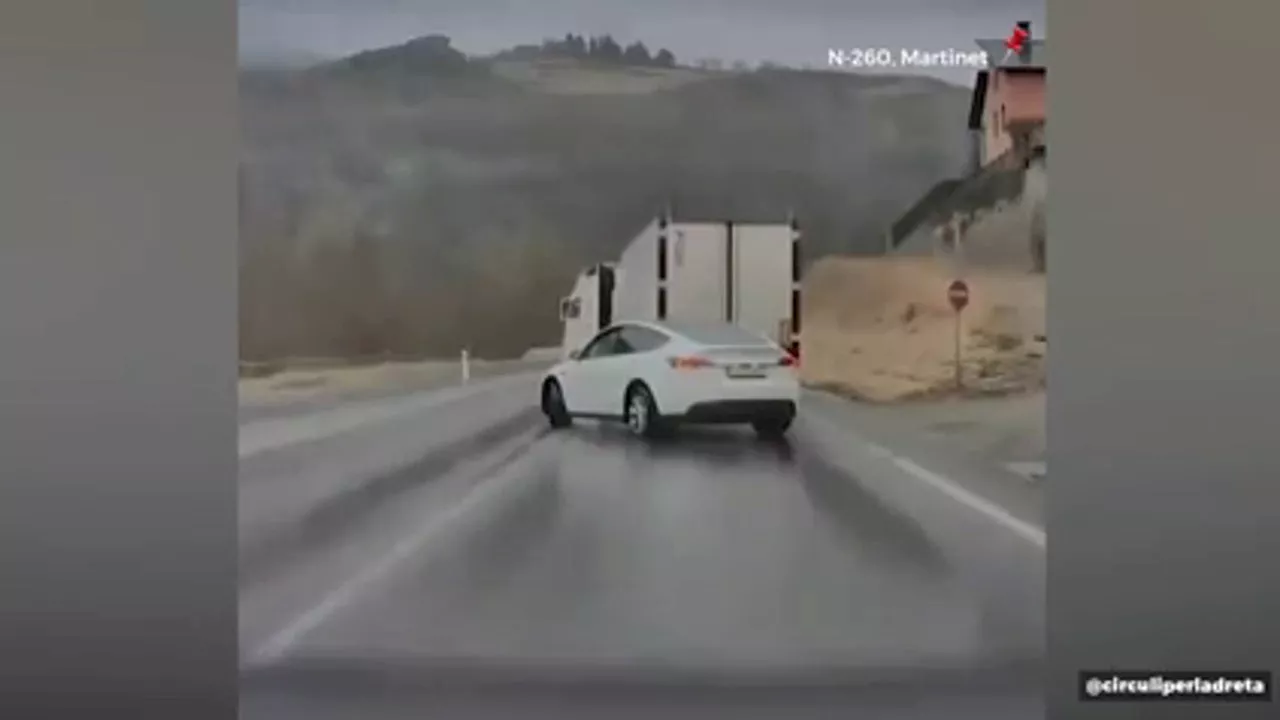 Vídeo: peligroso adelantamiento de un camión provoca el pánico en una carretera de Lleida