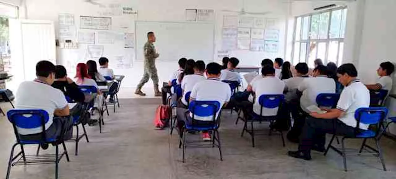 Personal Militar Ofrece Pláticas Sobre Prevención de Adicciones y Suicidio en Colegio de Álamo