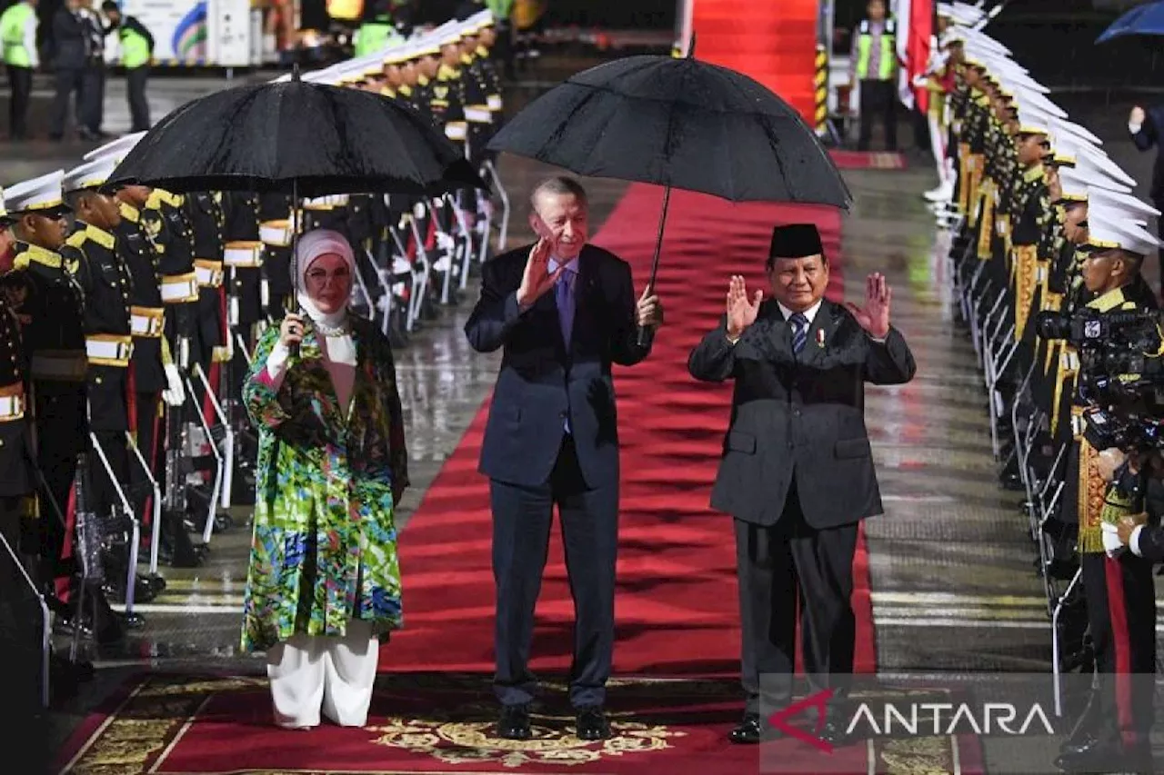 Prabowo dan Erdogan Bagi Payung Saat Ketibaan di Indonesia