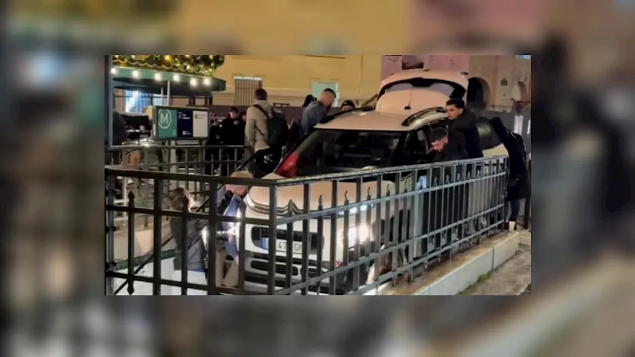 Une Voiture Se Coinç dans les Escaliers de la Station de Métro Chaussée d'Antin-La Fayette