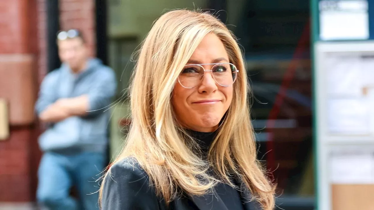 Laut Jennifer Aniston: 2 Kleidungsstücke, die jede Frau im Schrank haben muss