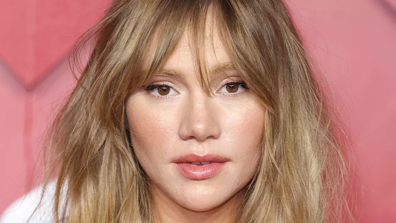 Suki Waterhouse's Effortless Beauty Secret: The Power of Monochromatic Make-up