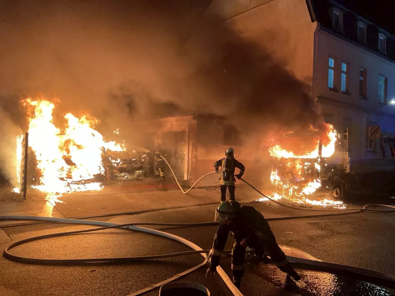 Mehrere brennende Fahrzeuge an der Sölder Straße