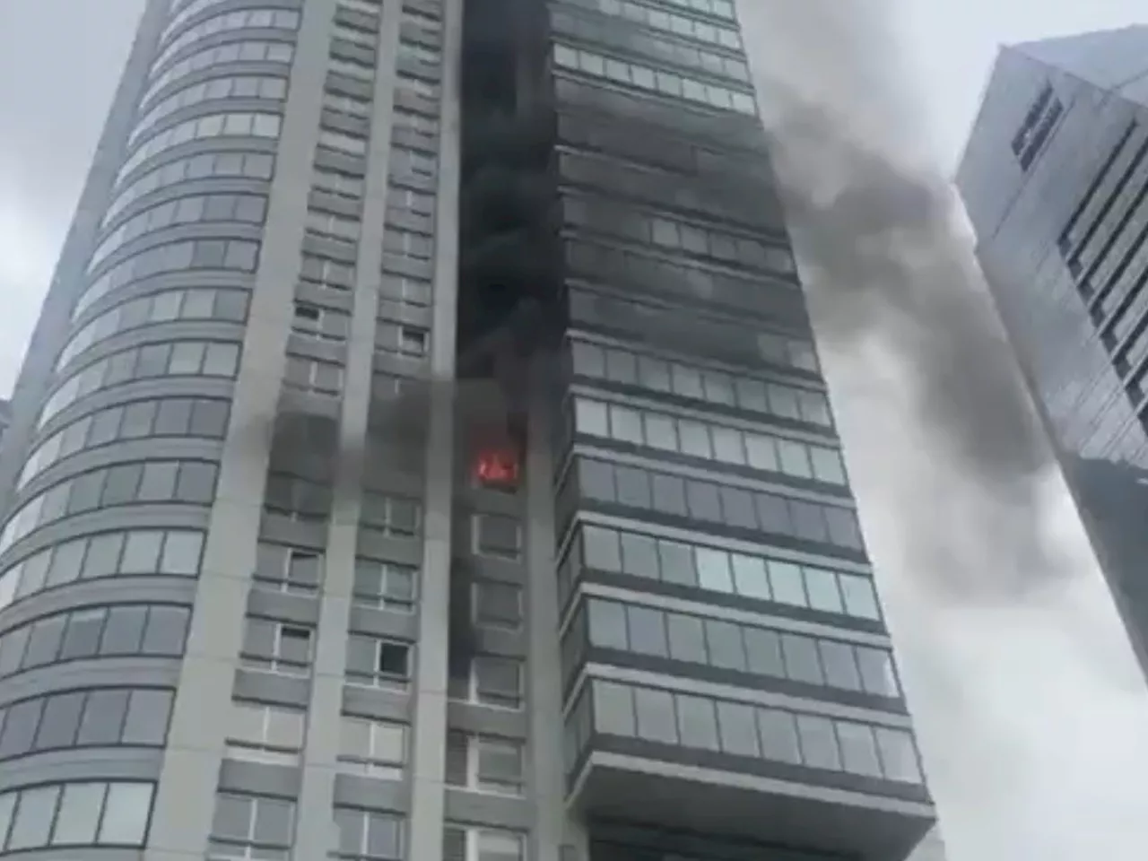 Incendio en Torre de Puerto Madero: Más de 100 Evacuados por Llamas