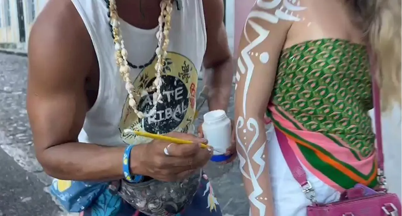 Turista é extorquido por pintura tribal no Largo do Farol da Barra em Salvador