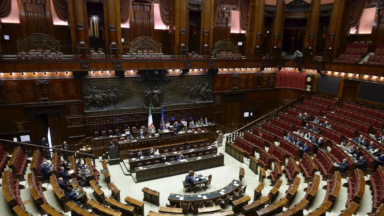 Parlamento Deserto e Clima di Confusione: La Politica Italiana in una Crise di Guida