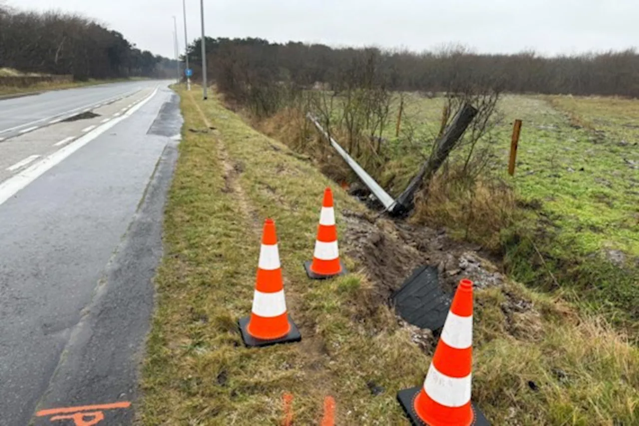 Moeder die met dochters in de wagen tegen verlichtingspaal reed, verdacht van dubbele moordpoging