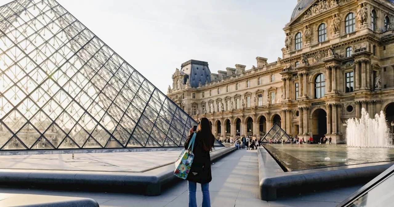 A Parigi chiuso l'ultimo ufficio del turismo: la Ville Lumière punta sul digitale