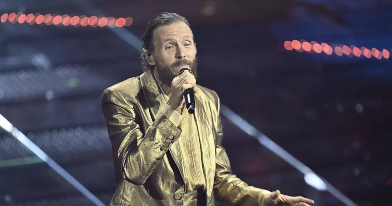 Sanremo 2025, Lorenzo Jovanotti rischia di cadere. Poi il bacio alla figlia Teresa