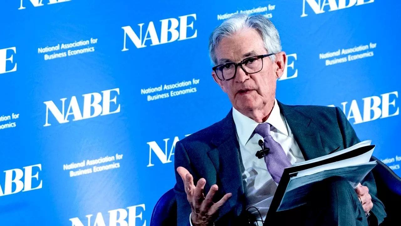 Powell Pushes Back on Musk's Claim Fed is 'Absurdly Overstaffed'