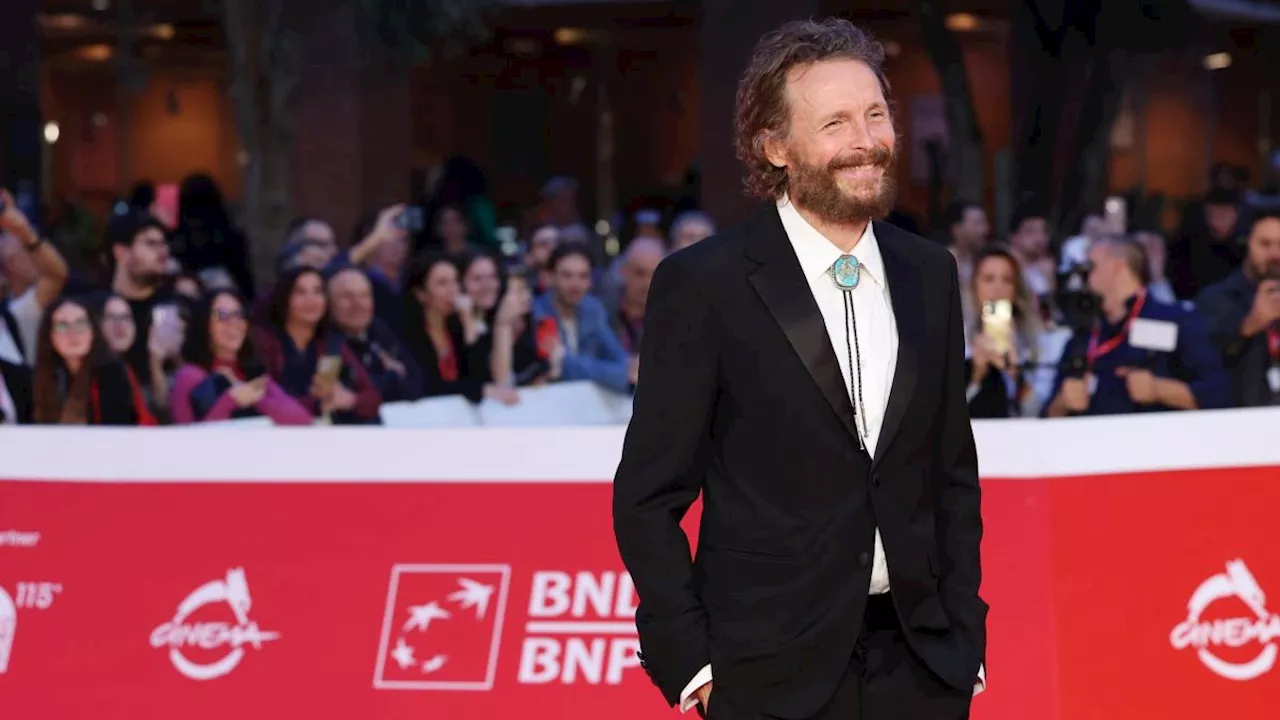 Jovanotti torna a Sanremo: i successi, le sue donne, l'incidente e la ripresa