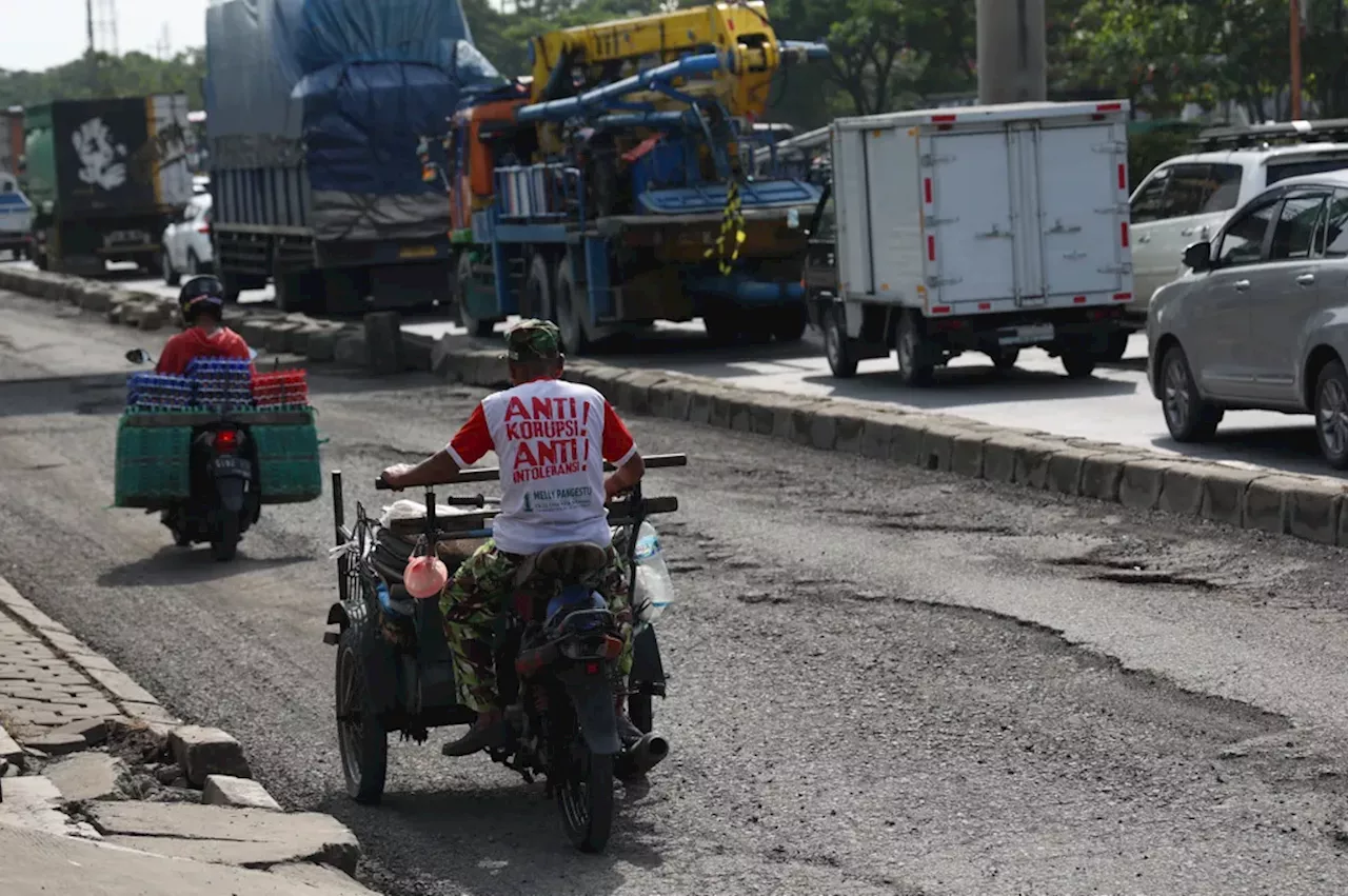 Para Pengguna Jalan di Jawa Tengah Desak Pemerintah Memperbaiki Jalan Berlubang