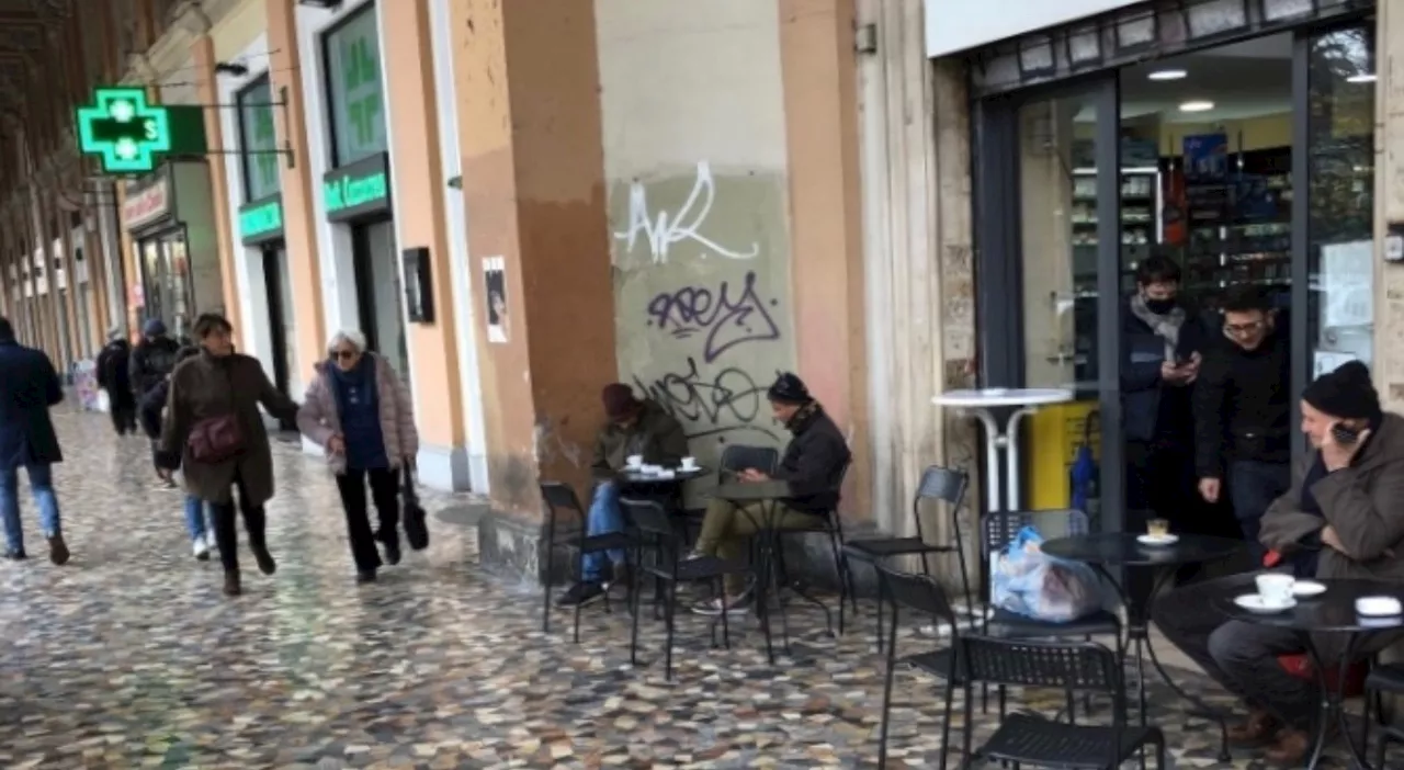 Rubano la borsa in un bar di Roma con la classica scusa. «Che ore sono?»: spariti 40 euro e chiavi di casa