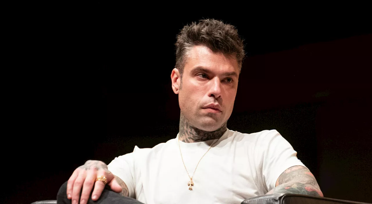 Sanremo 2025, ovazione per Fedez alle prove. Il rapper emotivamente provato: «Grazie a tutti»