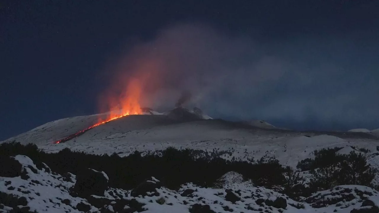 El espectáculo de nieve y lava en la cumbre del Etna que asombra al mundo