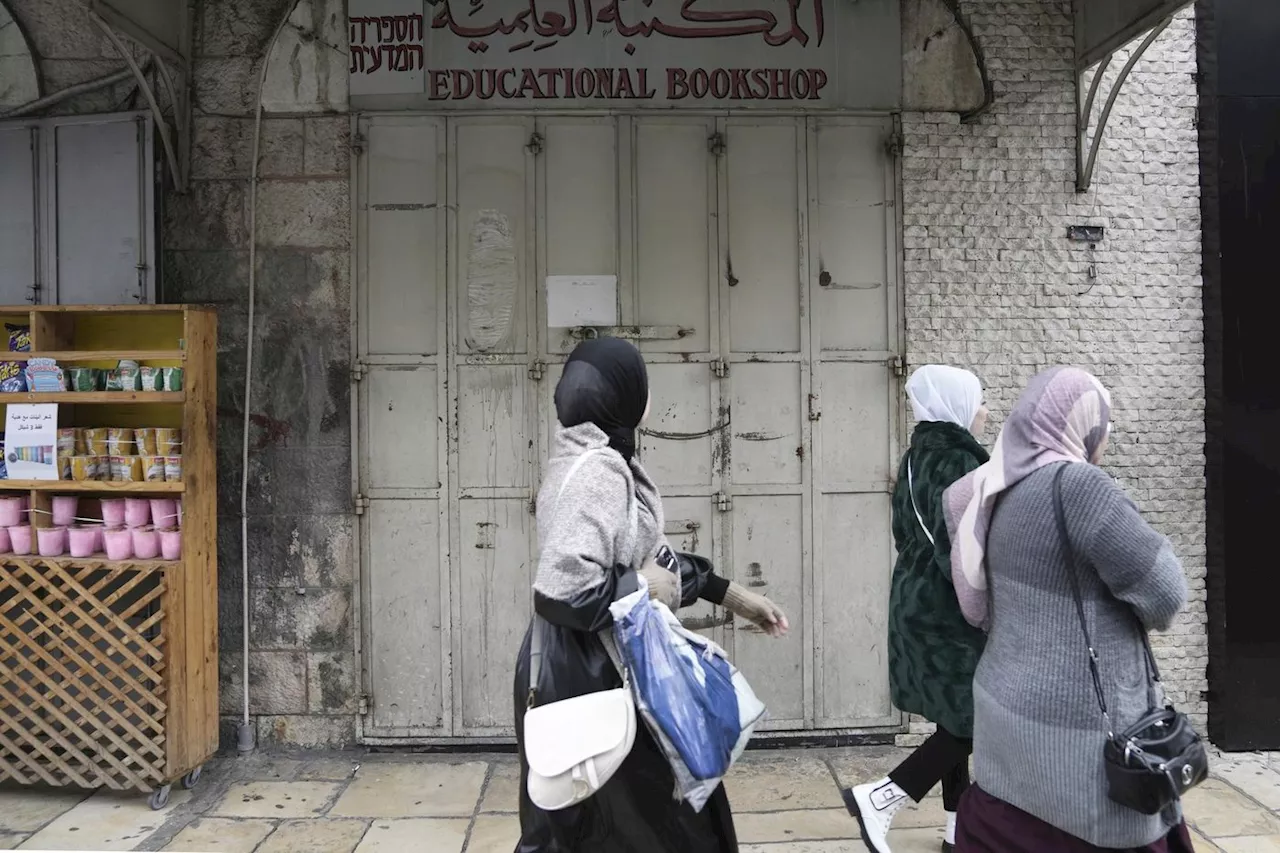 « Ils ont pris les livres avec un drapeau palestinien » : la police israélienne arrête deux libraires à Jérusalem-Est