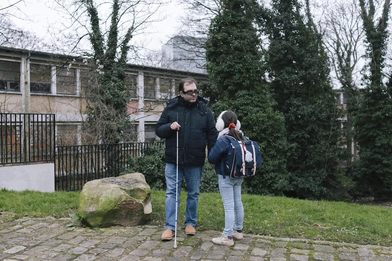 « Les choses bougent mais c’est très lent » : 20 ans après la loi handicap, récit du quotidien de Fernando, malvoyant