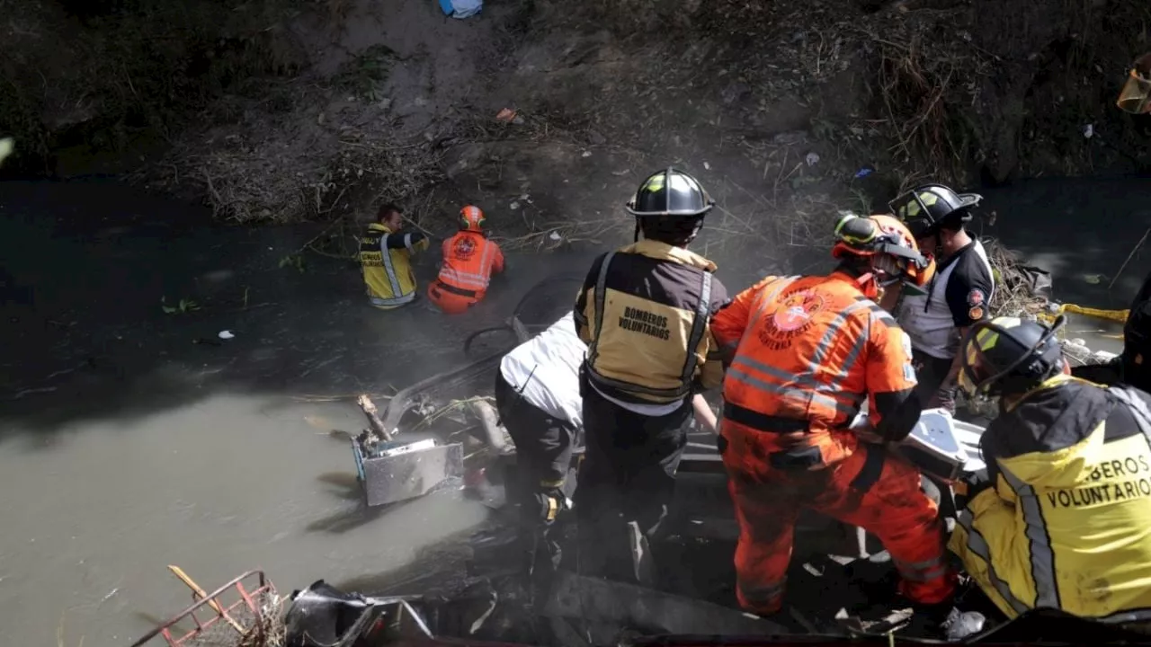 Tragedia en Guatemala: Un autobús cae a un río dejando 51 muertos