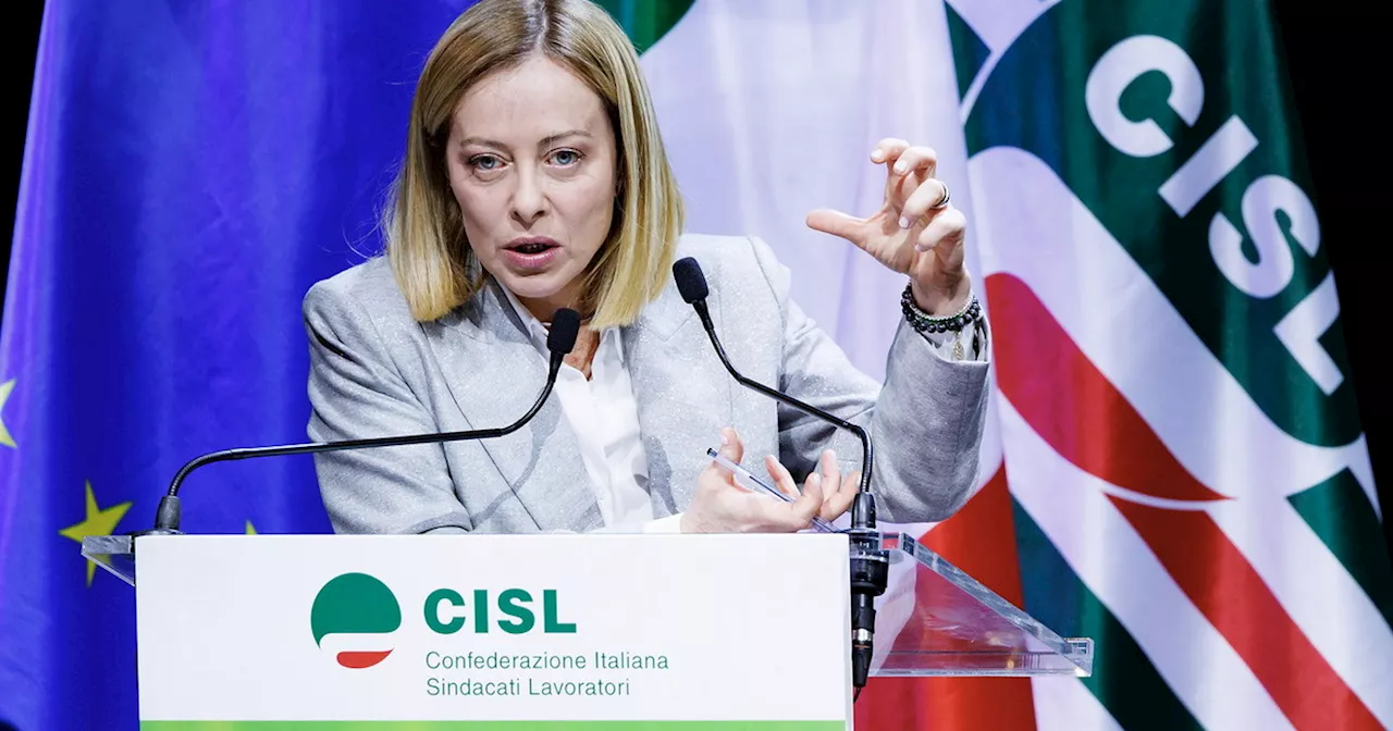 Giorgia Meloni all'assemblea Cisl, bordata alla Cgil: "Una visione tossica e conflittuale"