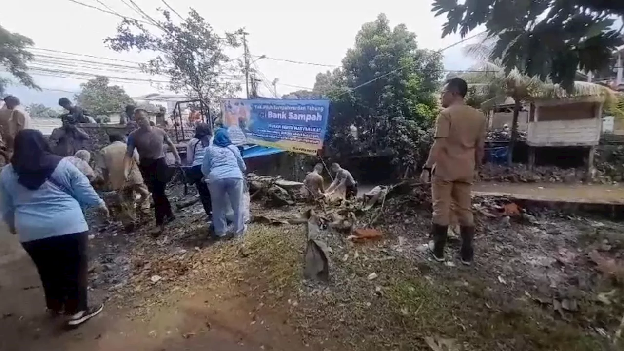 Prabowo Perintahkan Bersih Sampah Sungai Cipakancilan Setelah Melihatnya Sendiri