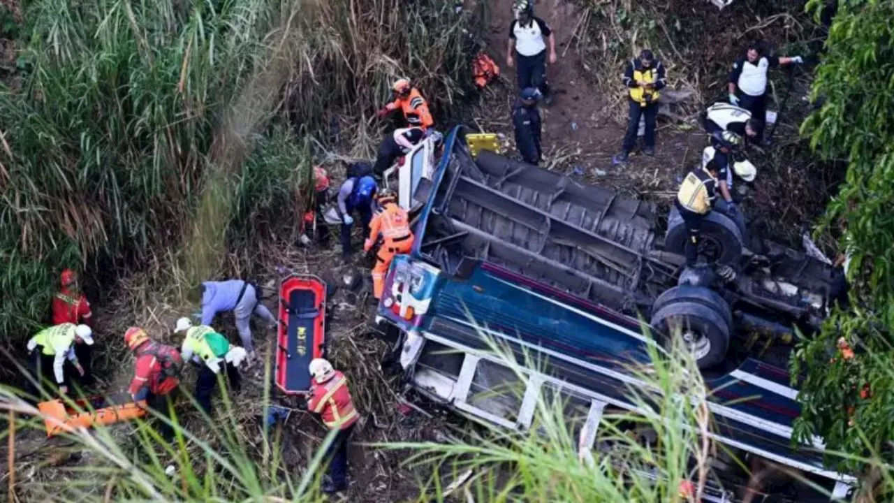 Tragedia en Guatemala: 54 muertos tras caída de autobús desde un puente