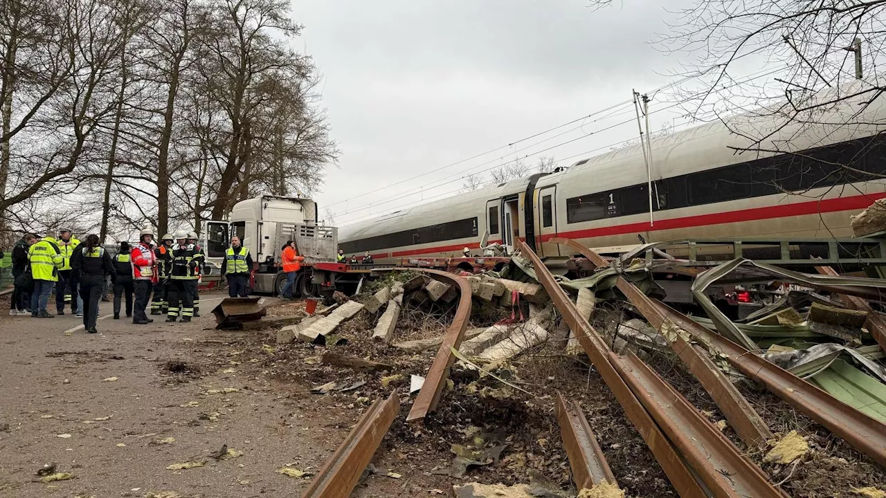 Schwerer Unfall auf Bahnstrecke Hamburg-Harburg: ICE kollidiert mit Sattelzug