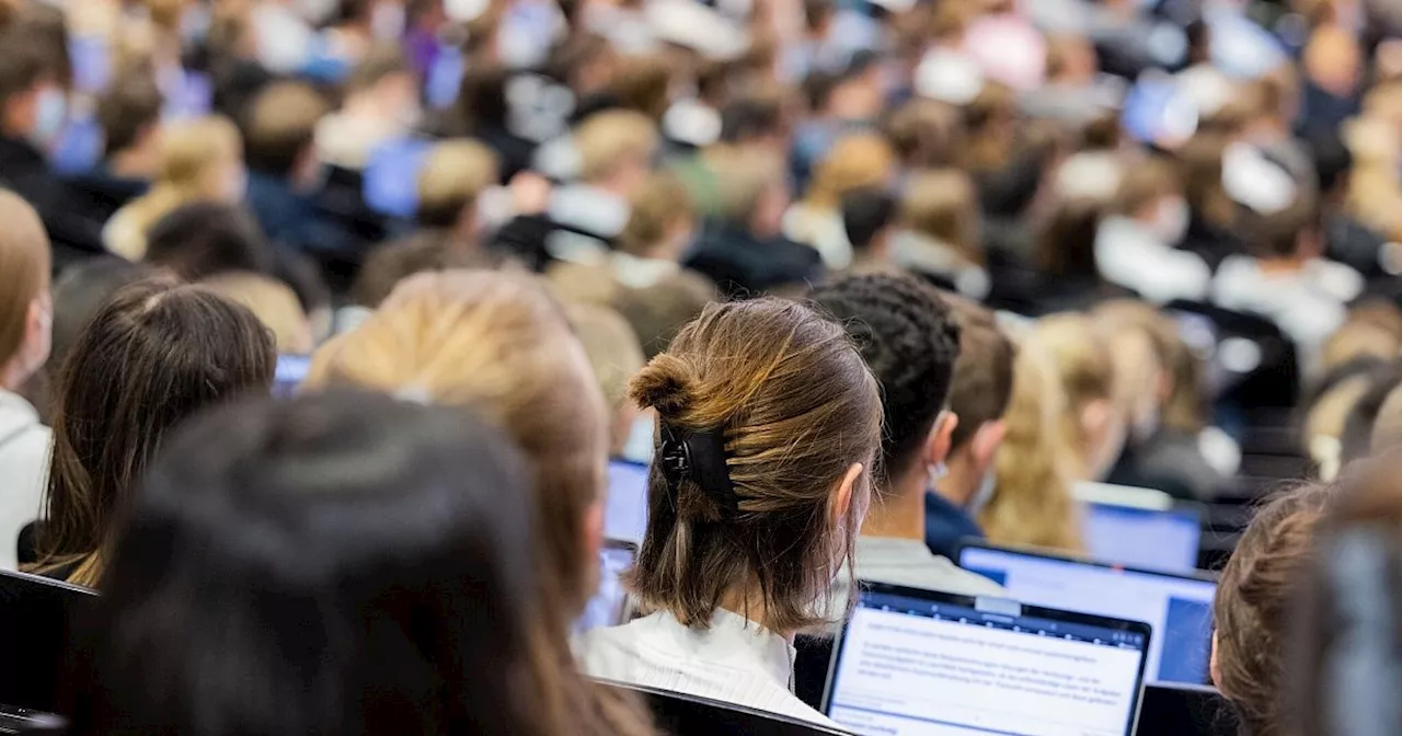 Studienabschlüsse in Deutschland leicht rückläufig