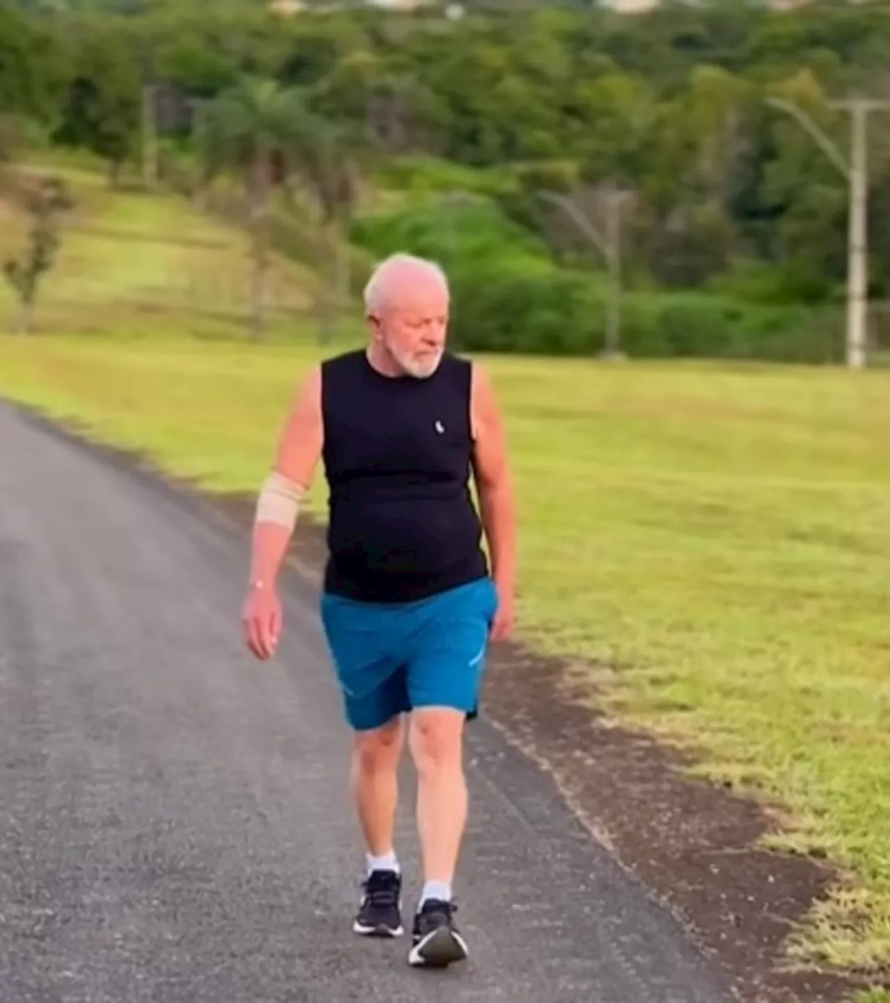 Presidente Lula Enfaixa Cotovelo Após Acidente com Porta do Carro