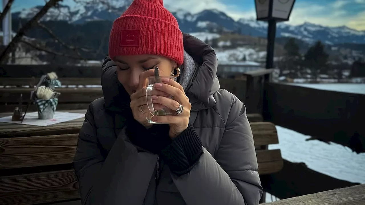 Esther Sedlaczek genießt Auszeit in den verschneiten Bergen