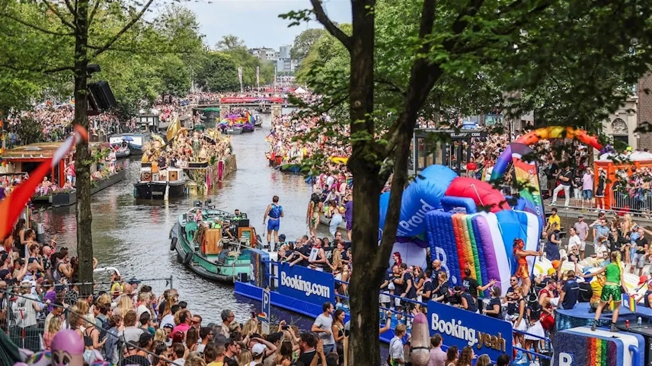 De Lesbische Liga viert vijfjarig bestaan met eigen boot op Canal Parade