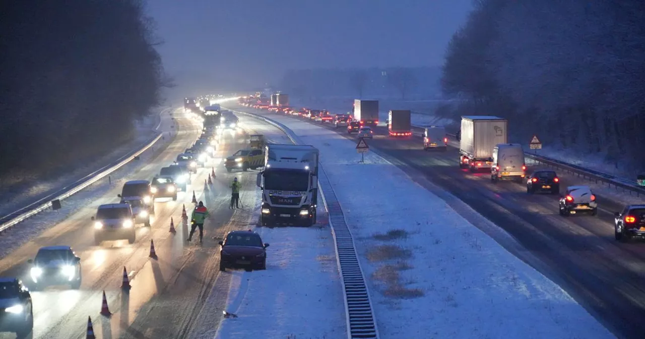 Ongelukken en files door sneeuwval, vertragingen nemen langzaam af