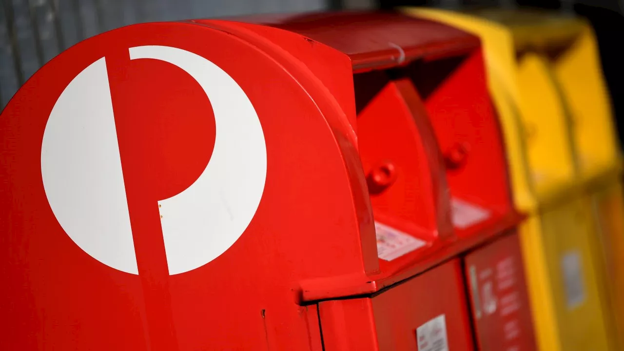 Australia Post CEO Calls for Long-Term Government Support Amidst Bank Closure Deals