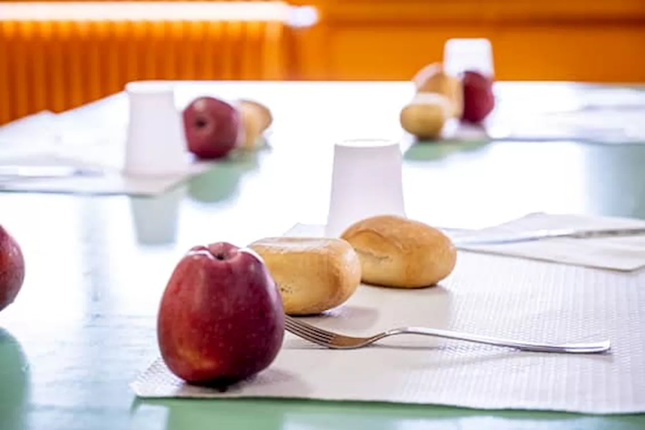 Polemica per il pane e olio alla mensa scolastica