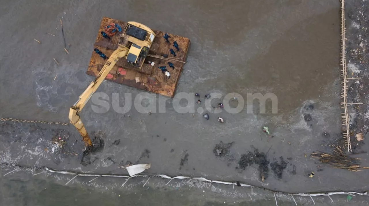 KKP Bongkar Paksa Pagar Laut Ilegal 3,3 KM di Bekasi!