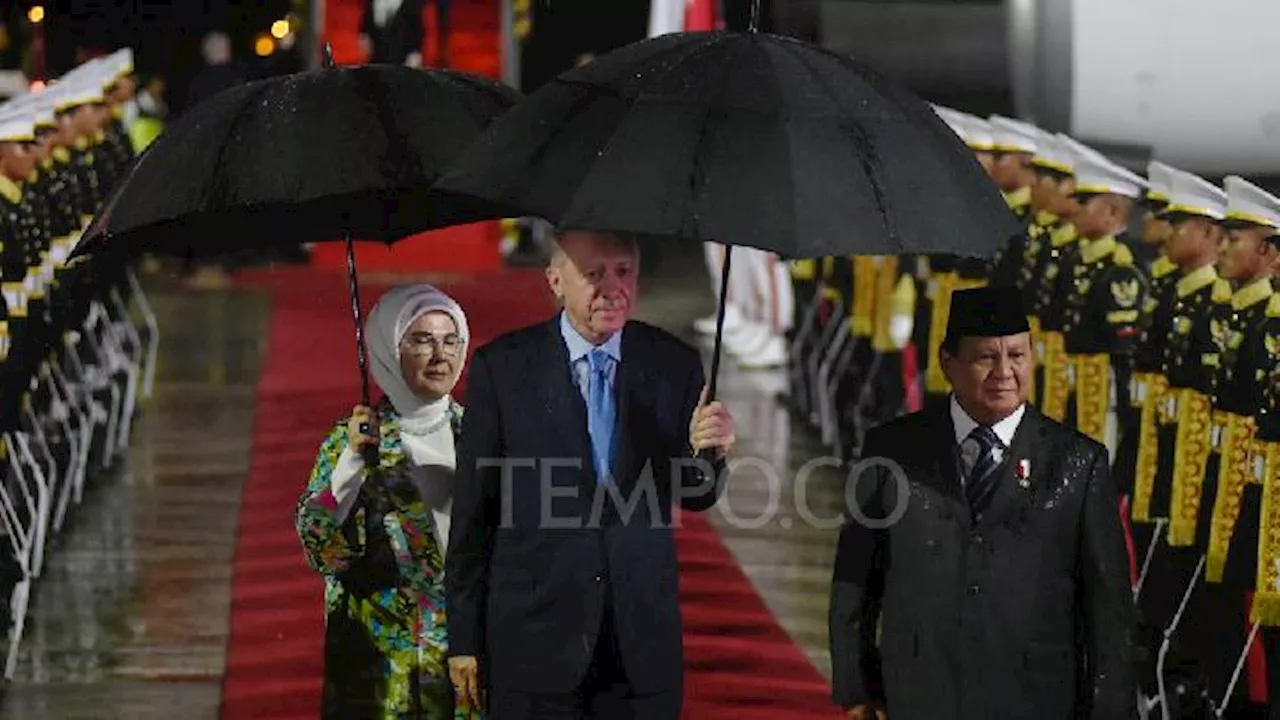 Prabowo Sambut Presiden Erdogan di Tengah Guyuran Hujan