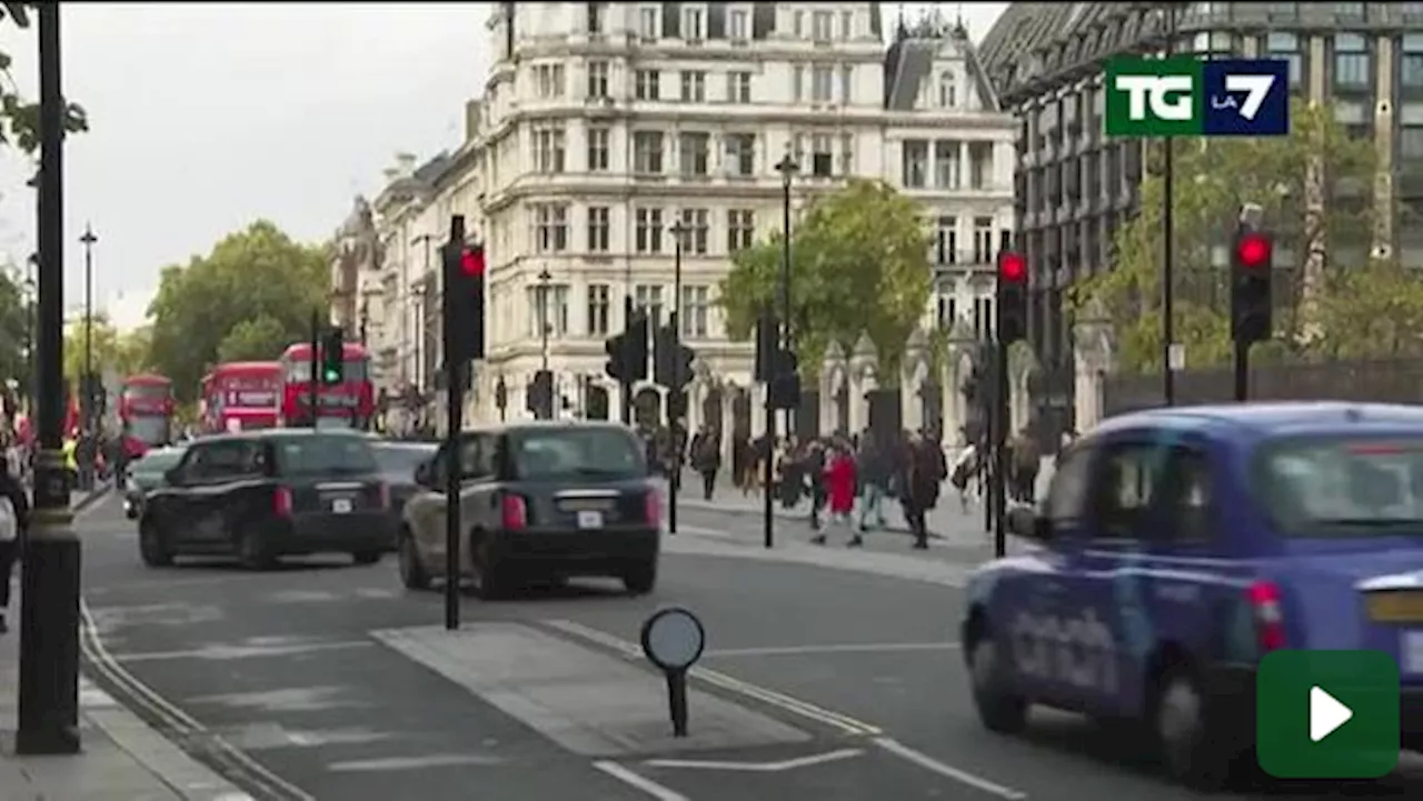 GB, Farage avanti nei sondaggi e Starmer pubblica i video dei raid contro l’immigrazione