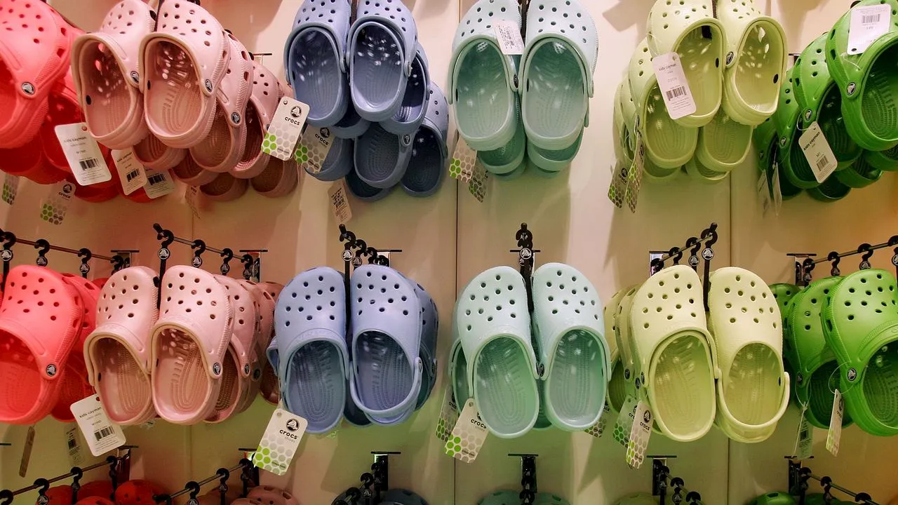 Che cosa non puoi indossare nelle scuole americane? Strano ma vero: le Crocs