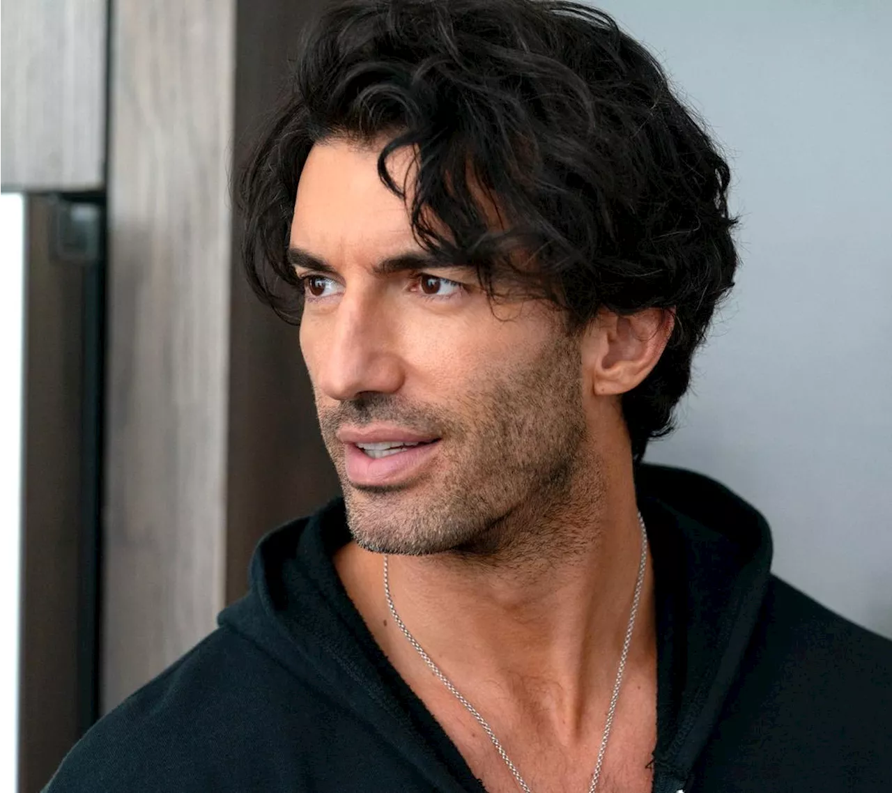 Justin Baldoni Tørker Tårer om Traumer og Familien i Gammel Podcast