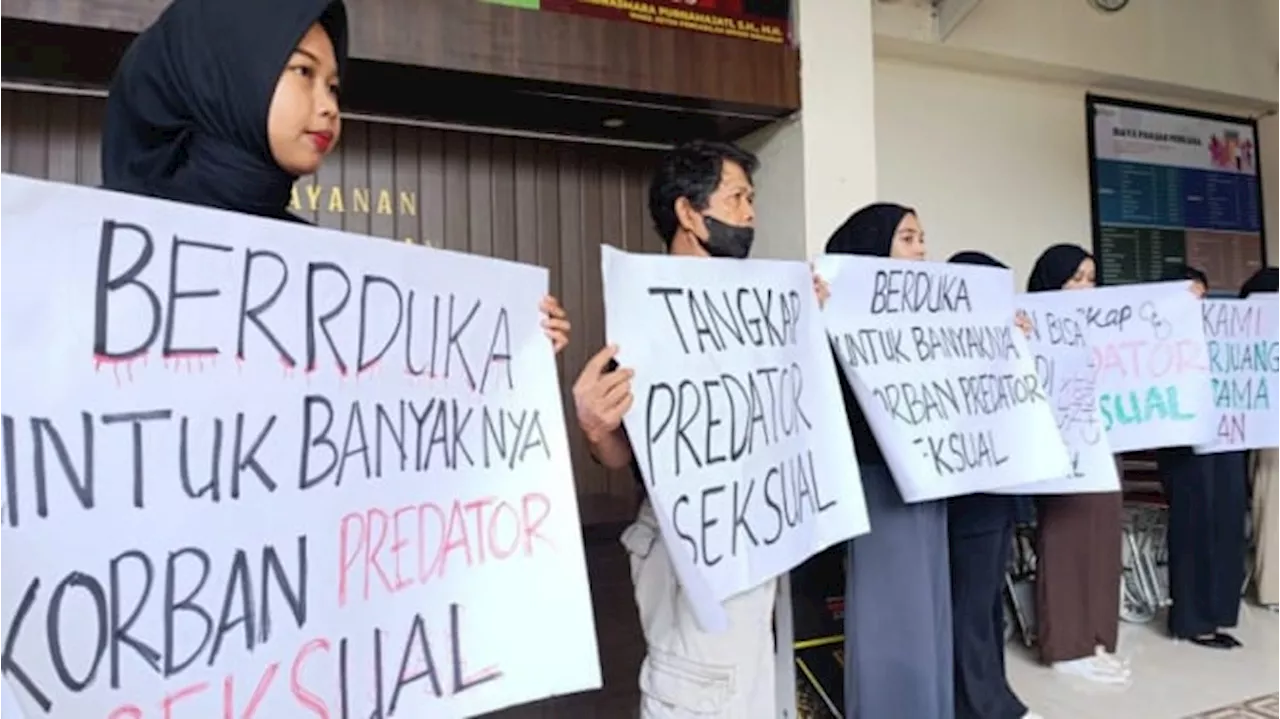 'Tangkap Predator Seksual', Diantara Spanduk Aktivis Perempuan saat Aksi di Sidang Agus Buntung